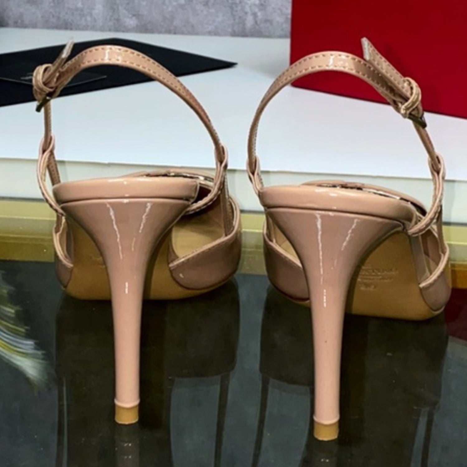 VLT Pink Leather Pumps with 9cm Heel Details