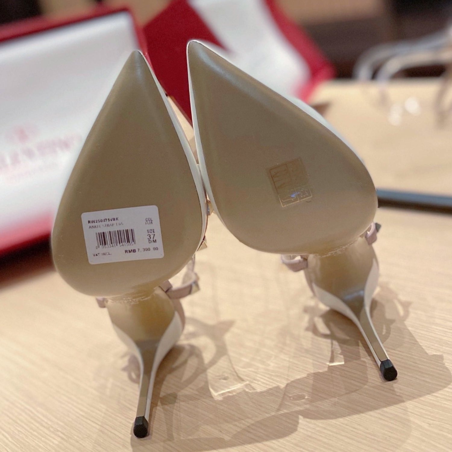 VLT White Leather Pumps with 9cm Heel Details