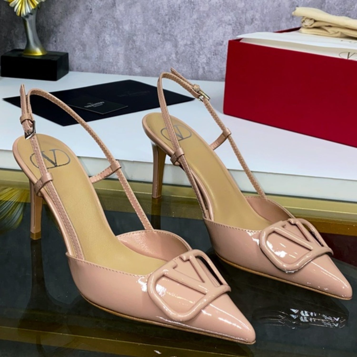 VLT Pink Leather Pumps with 9cm Heel Details