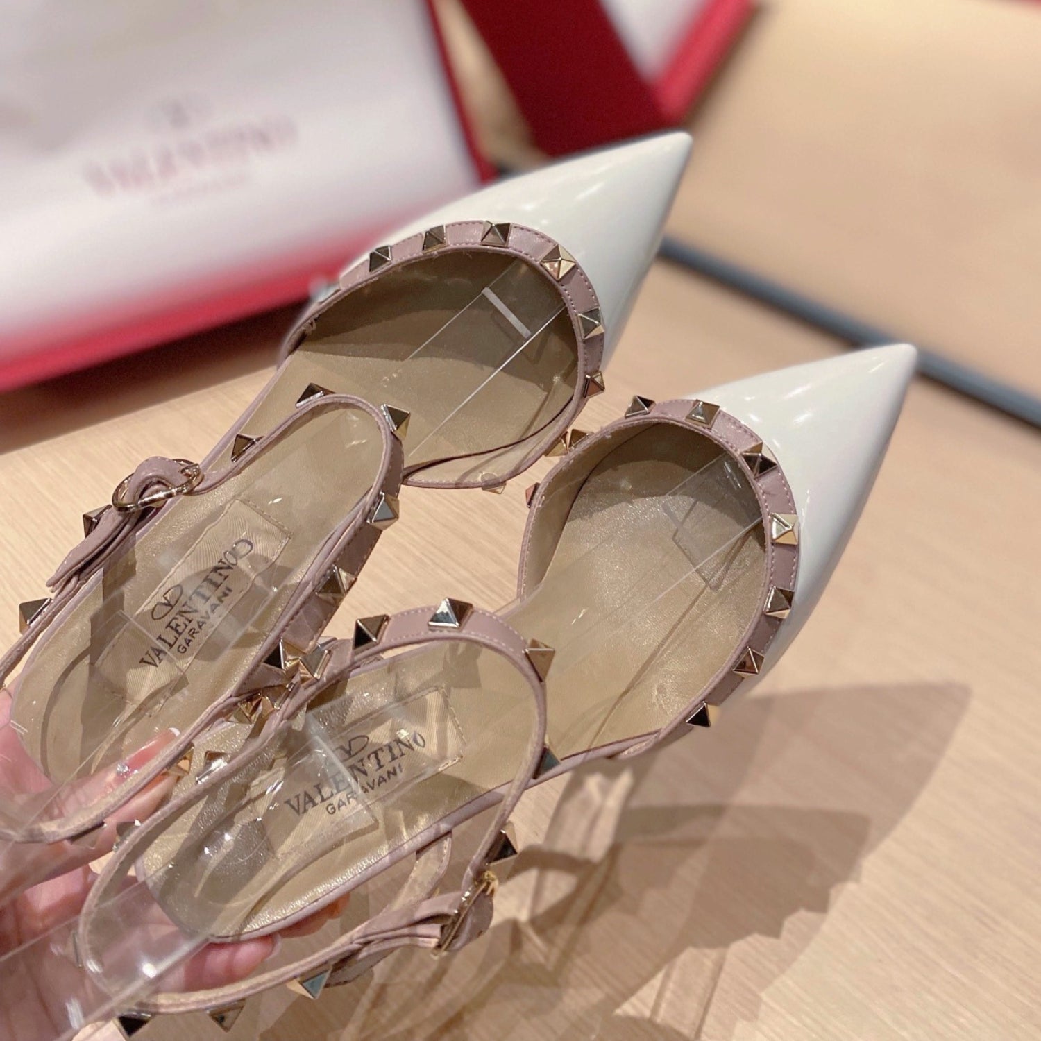 VLT White Leather Pumps with 9cm Heel Details