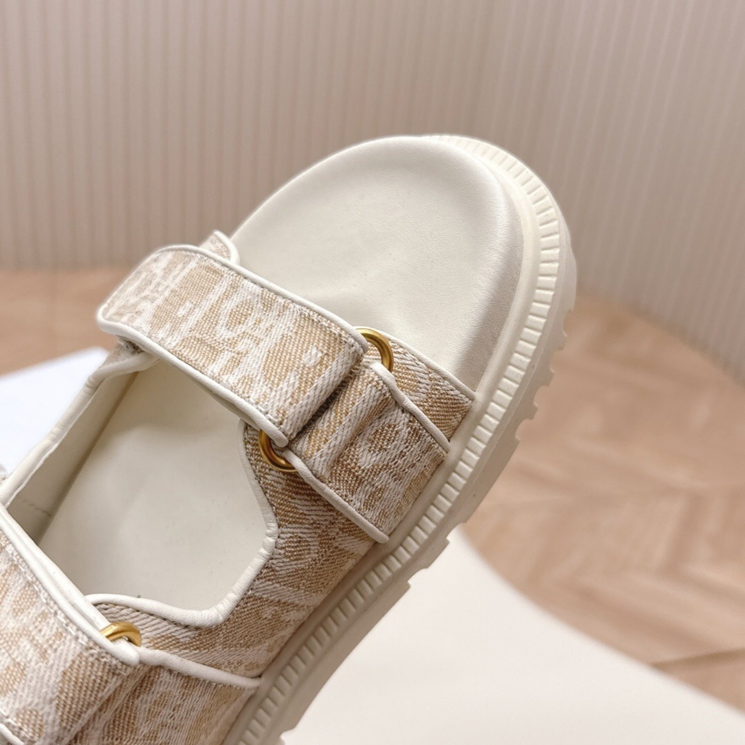 Dio Dioract Slide Sandal White and Beige