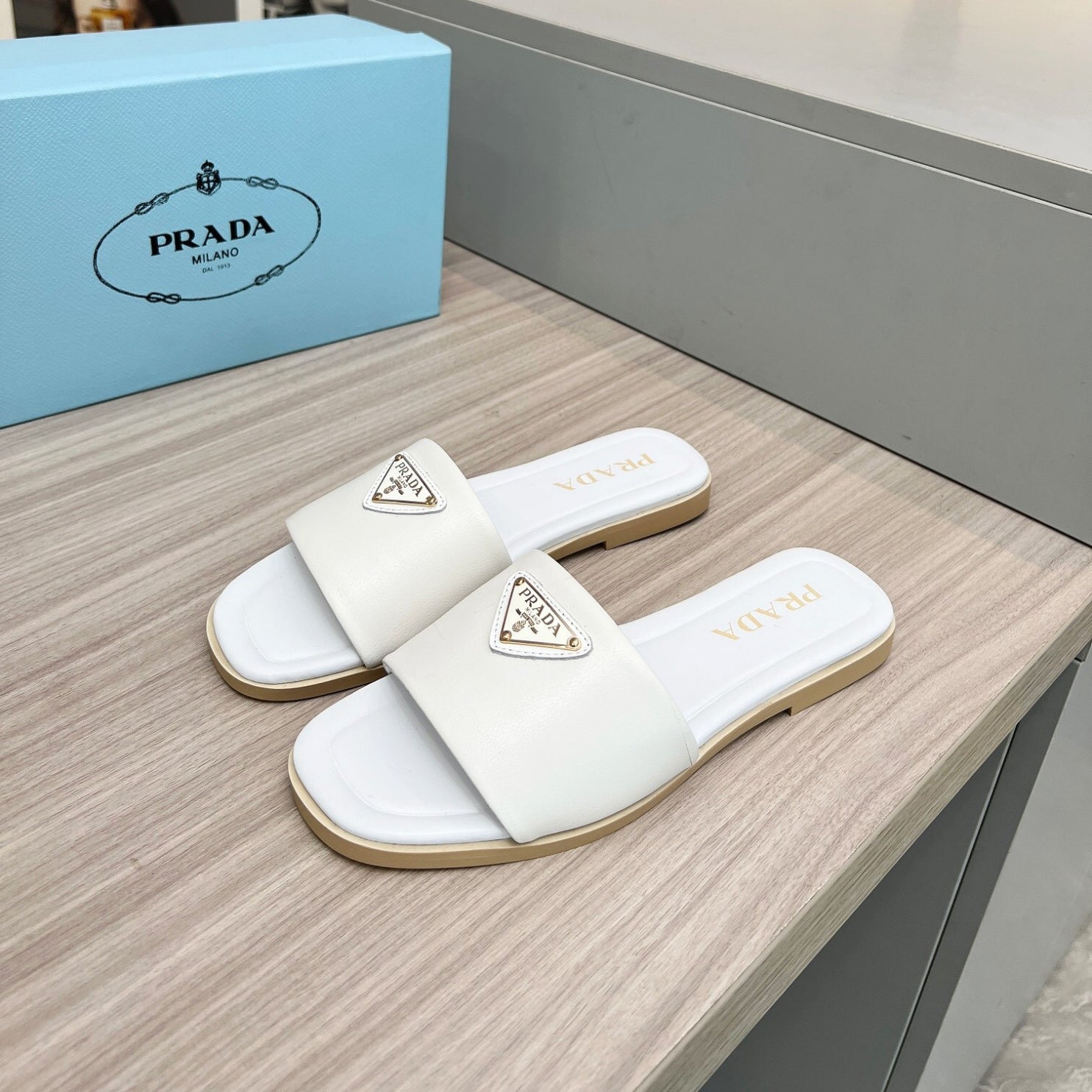 PRD White leather sandal with logo