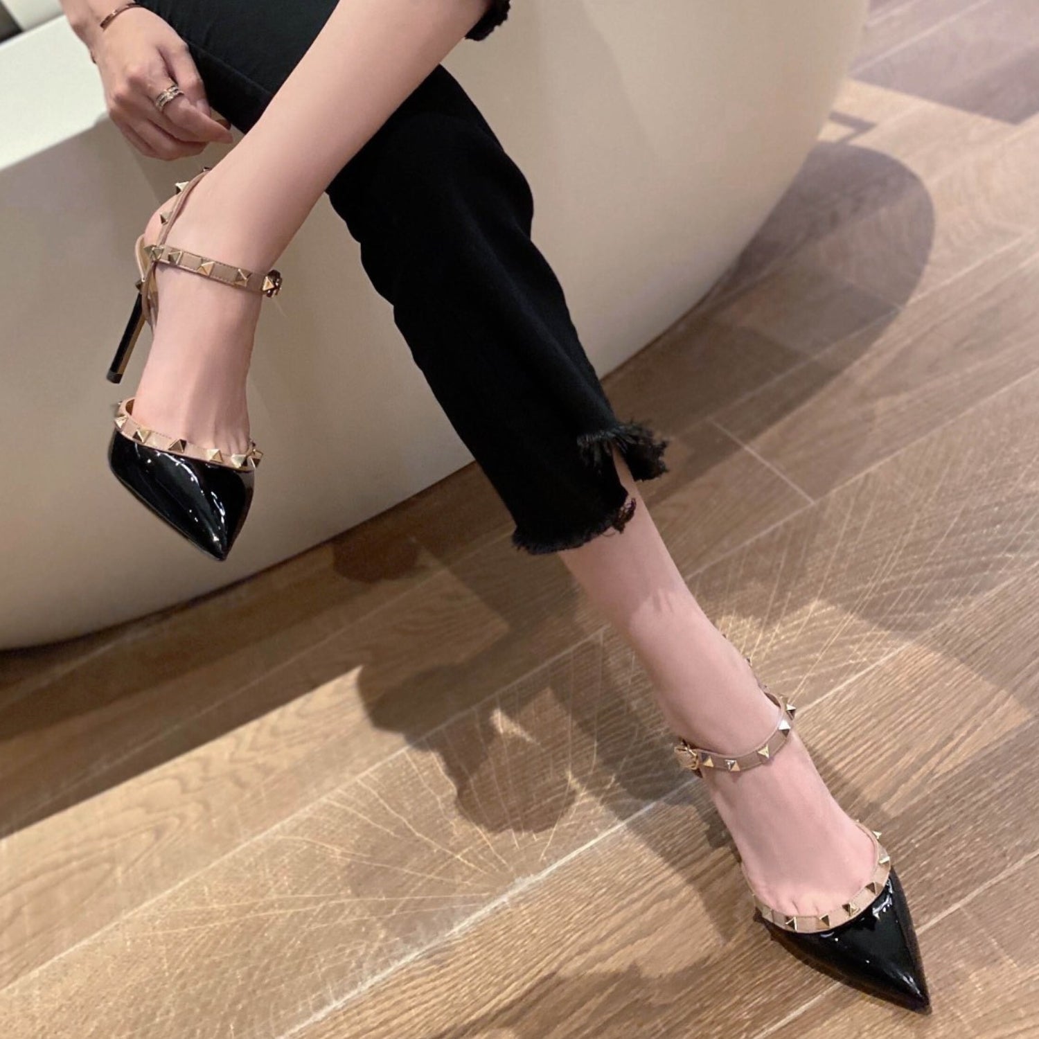 VLT Black Leather Pumps with 9cm Heel Details