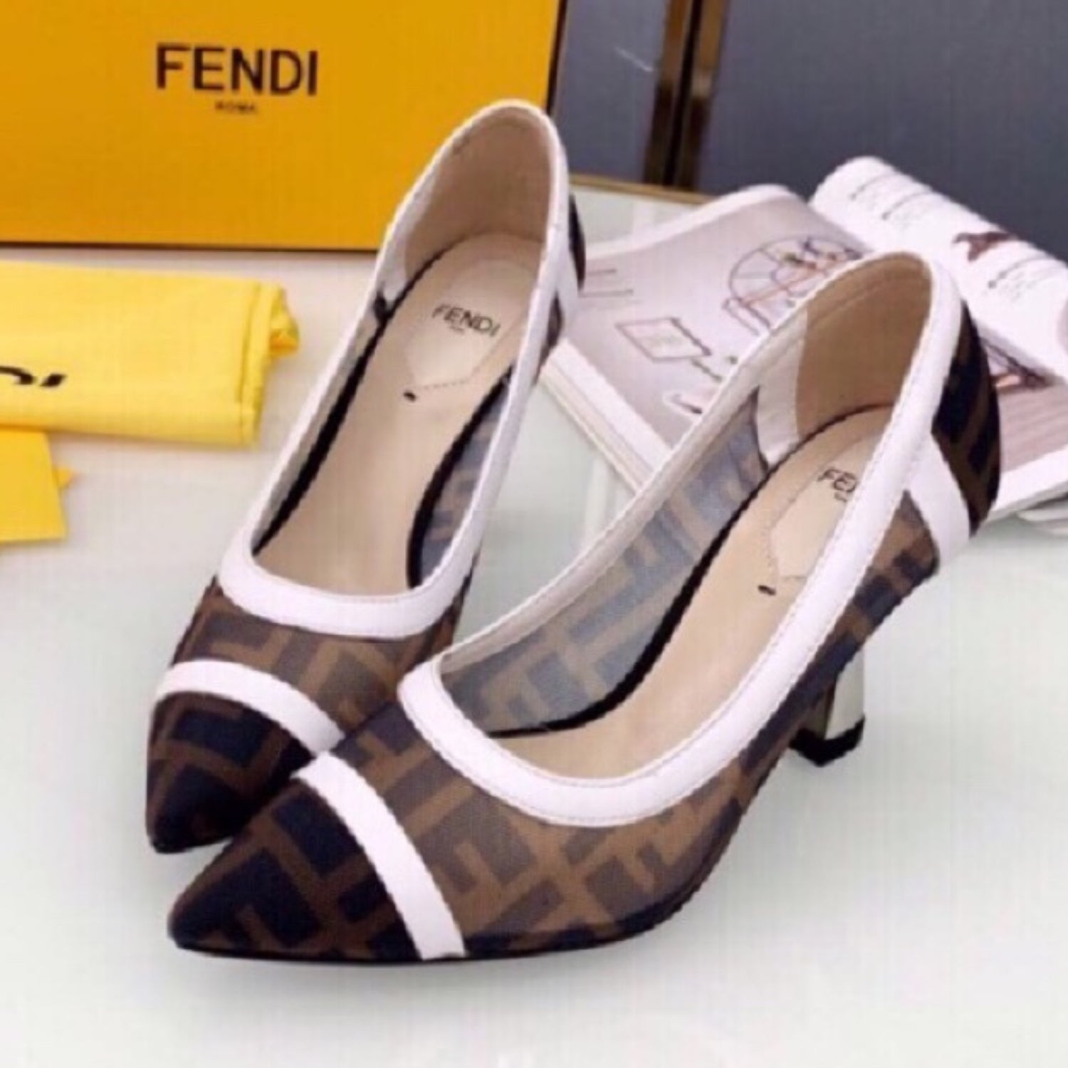 FND Canvas Pumps with white and black leather and 8cm heel