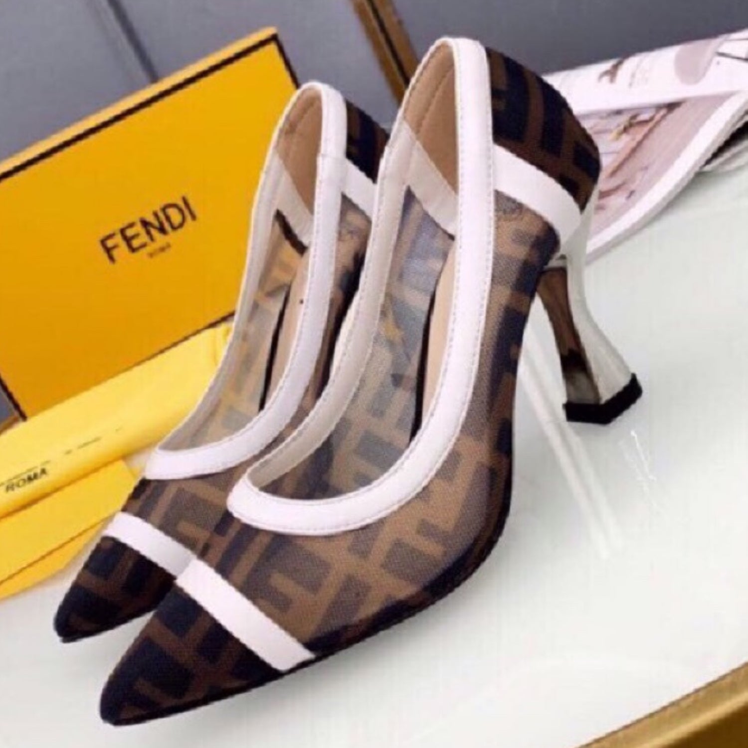 FND Canvas Pumps with white and black leather and 8cm heel