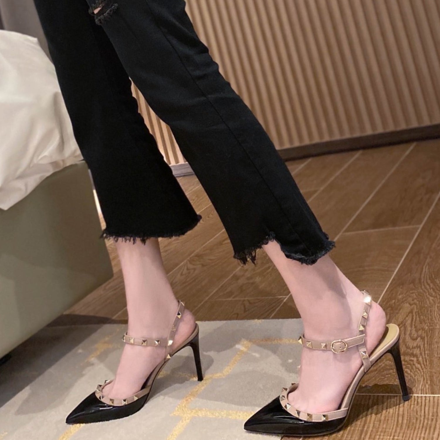 VLT Black Leather Pumps with 9cm Heel Details