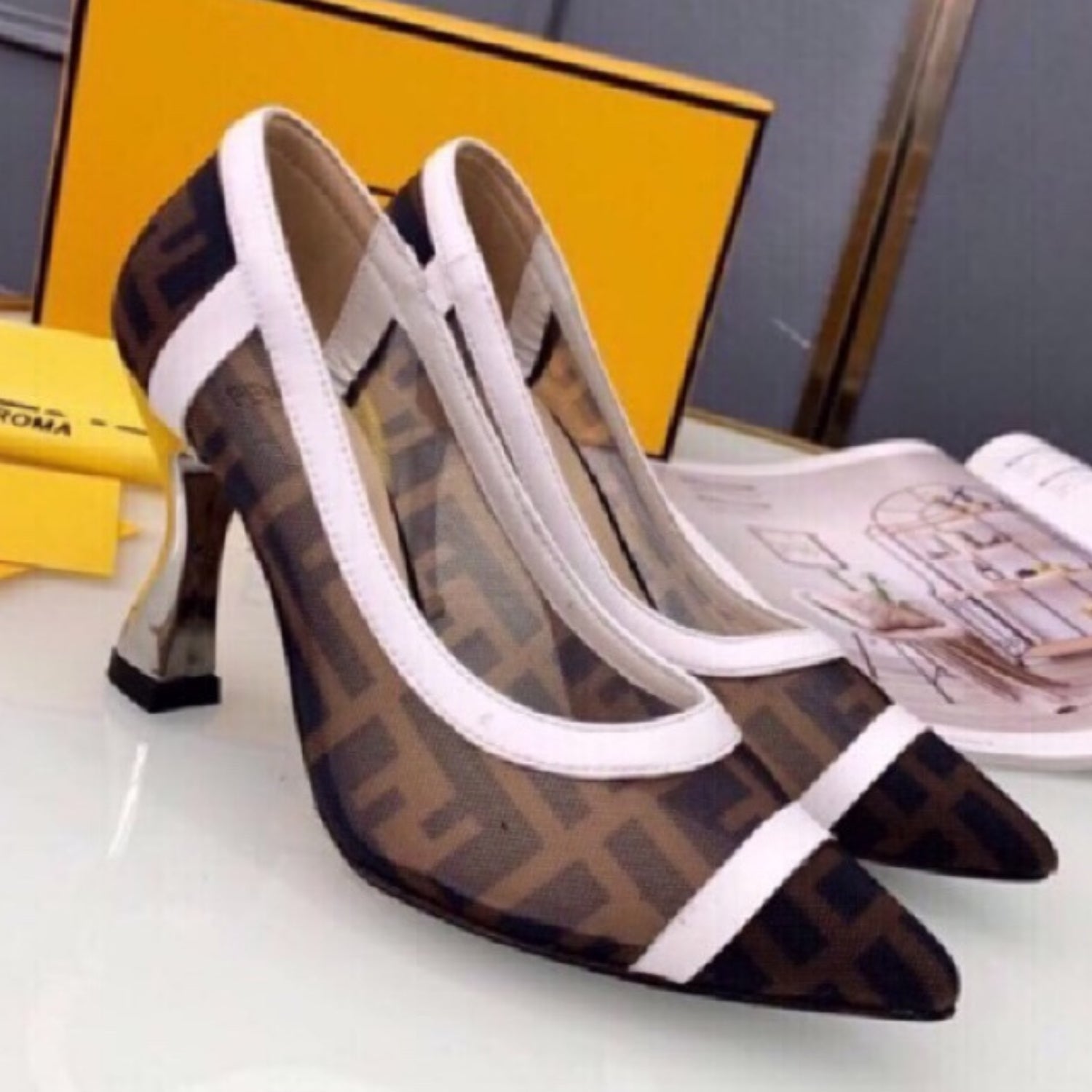 FND Canvas Pumps with white and black leather and 8cm heel