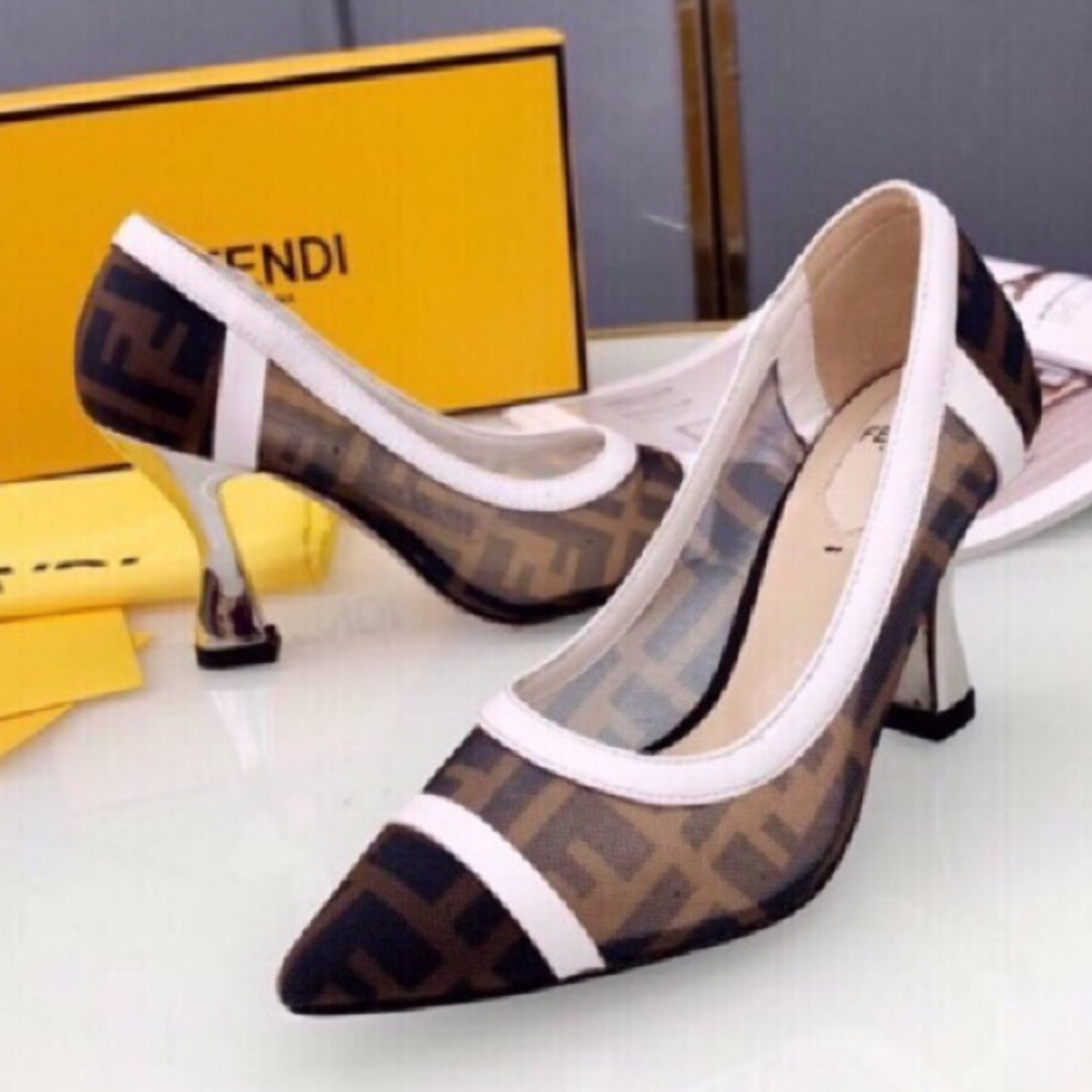 FND Canvas Pumps with white and black leather and 8cm heel
