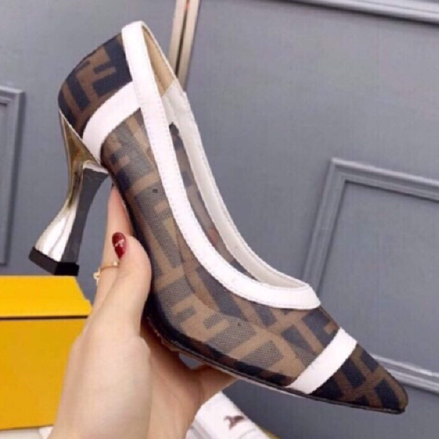FND Canvas Pumps with white and black leather and 8cm heel