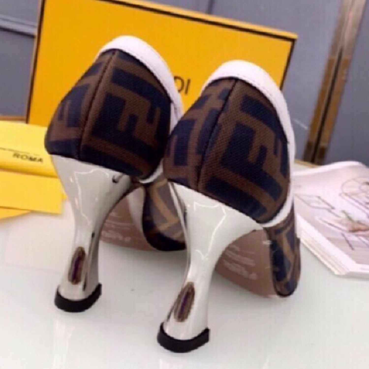 FND Canvas Pumps with white and black leather and 8cm heel