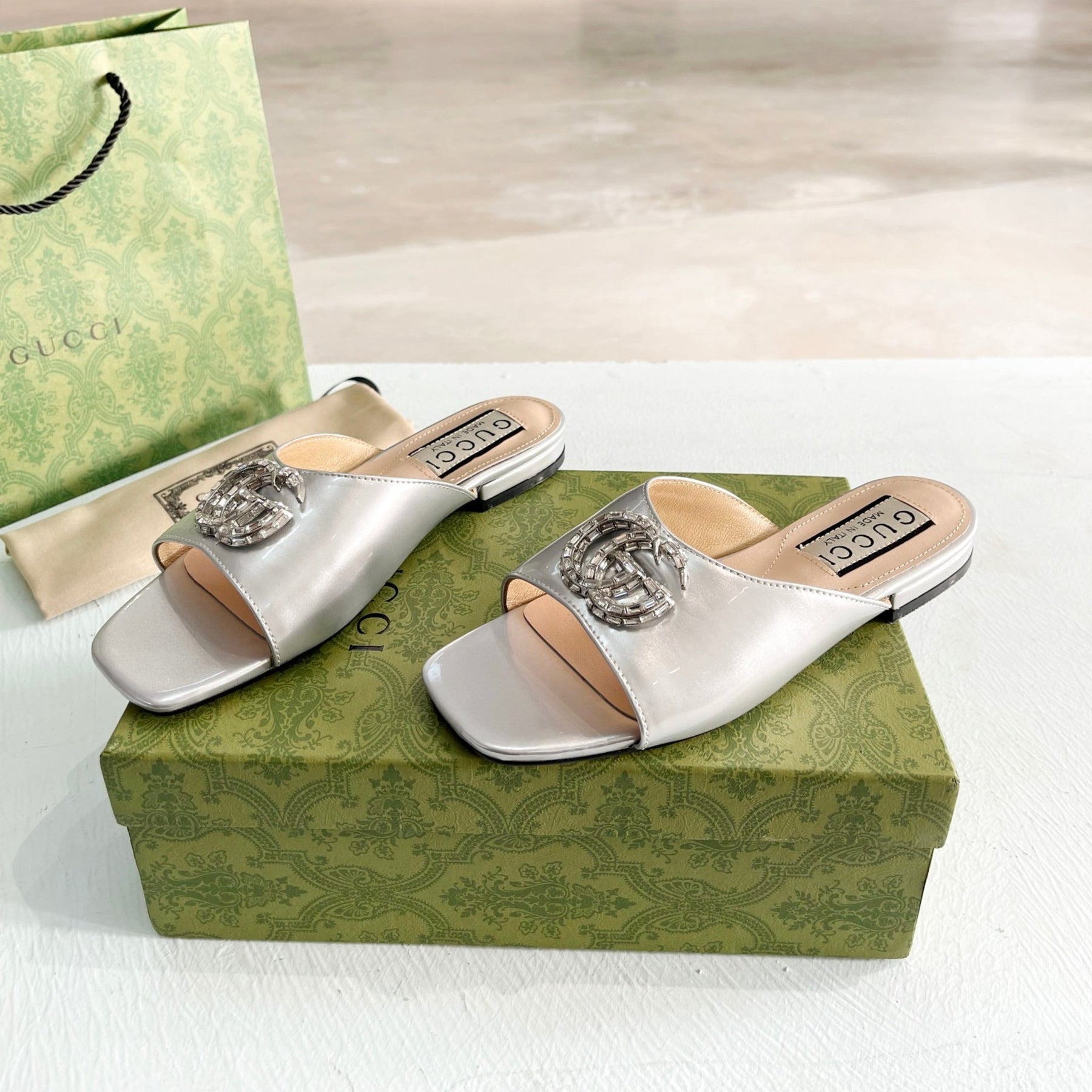 Sandália GG flat com Double GG Prata