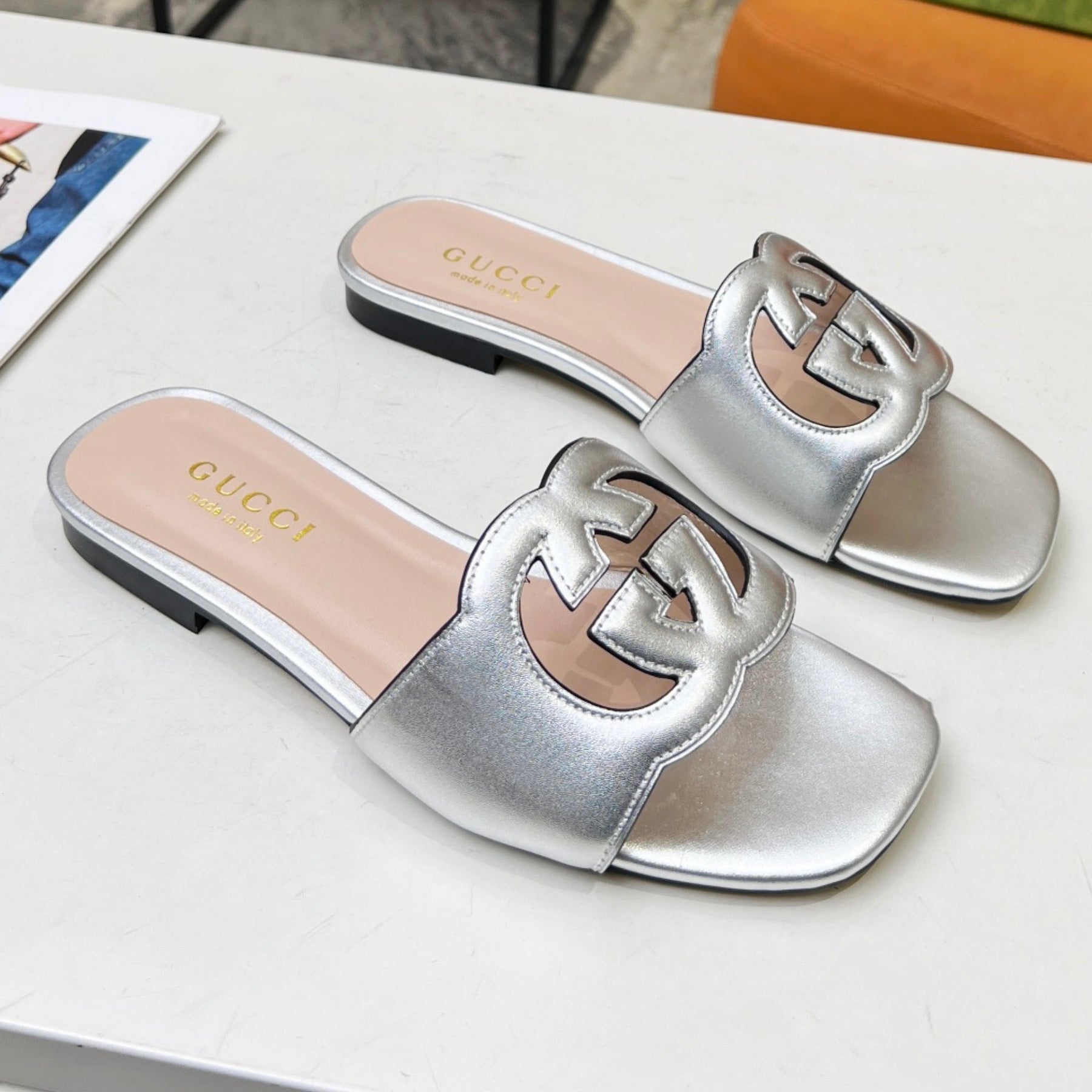 Sandália GG de couro com Interlocking GG Prata