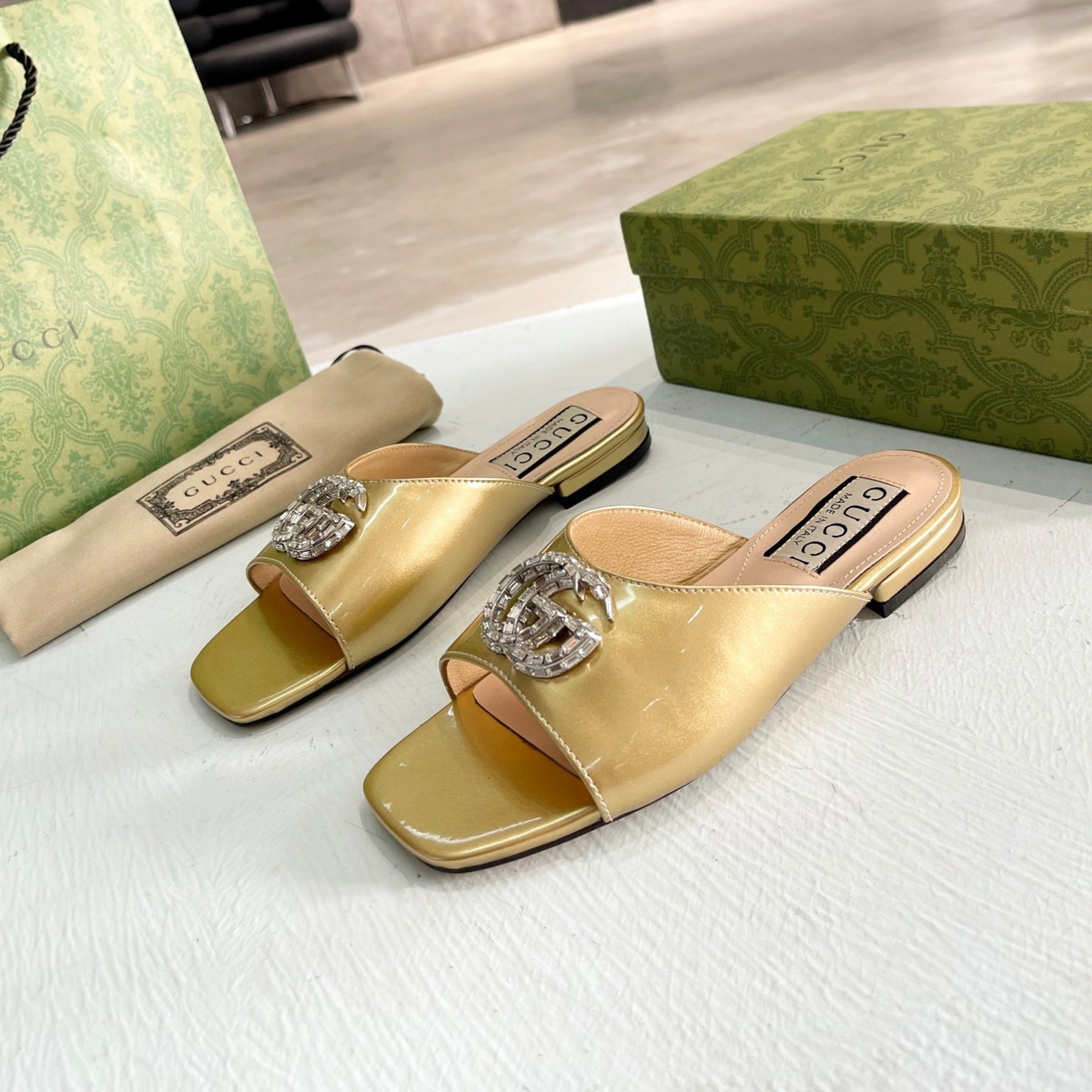 Sandália GG flat com Double GG Dourada