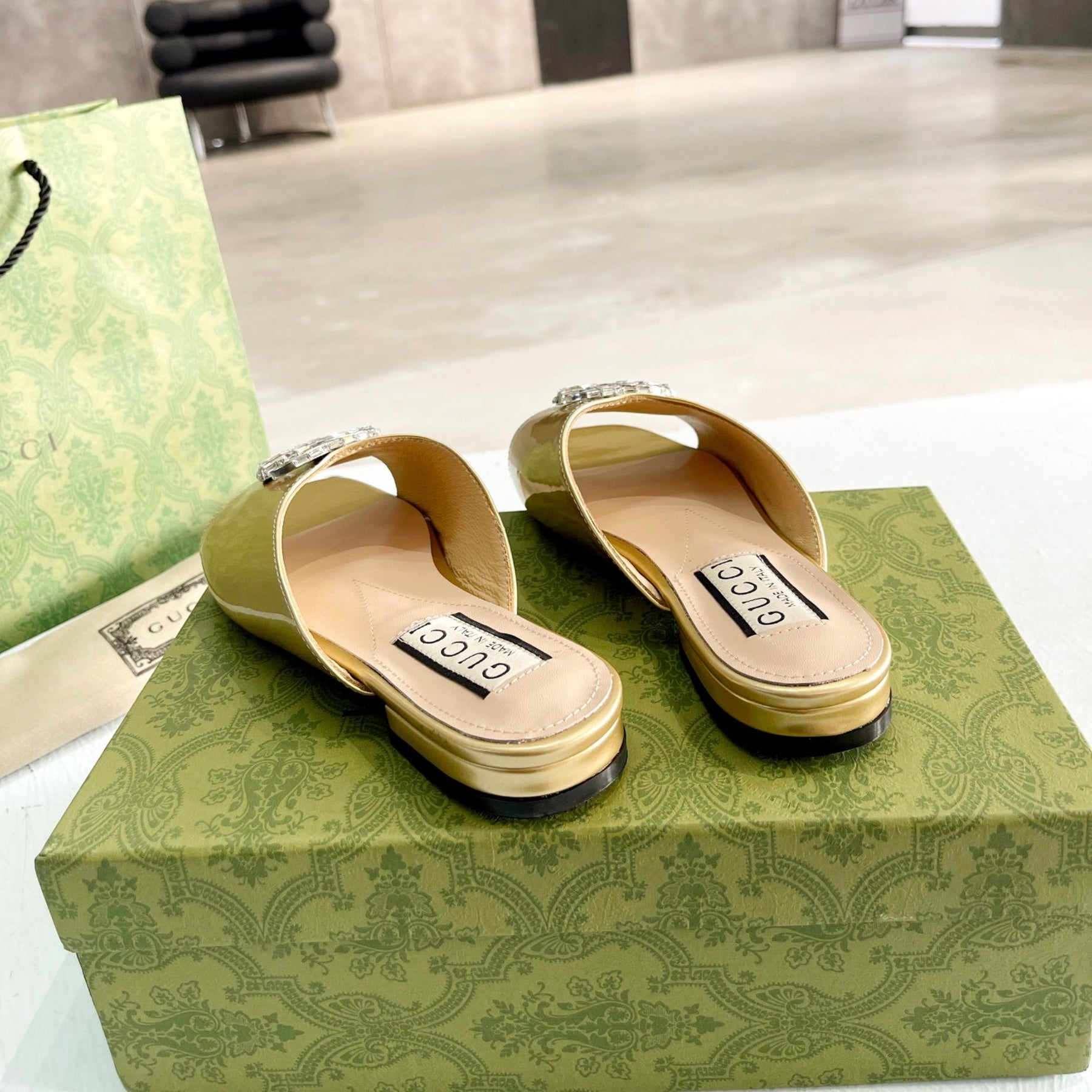 Sandália GG flat com Double GG Dourada