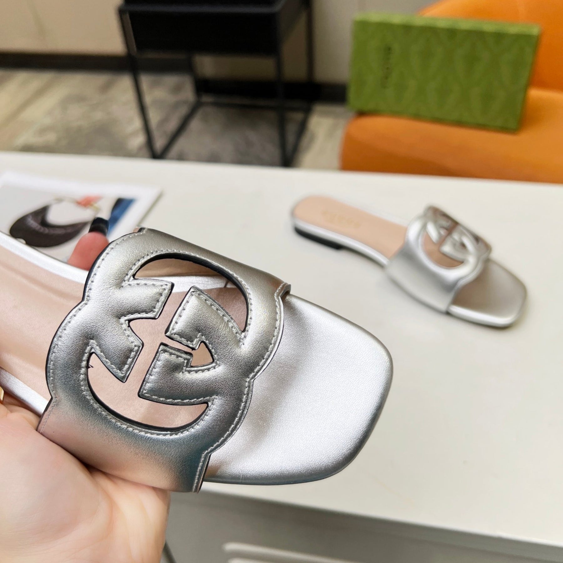 Sandália GG de couro com Interlocking GG Prata