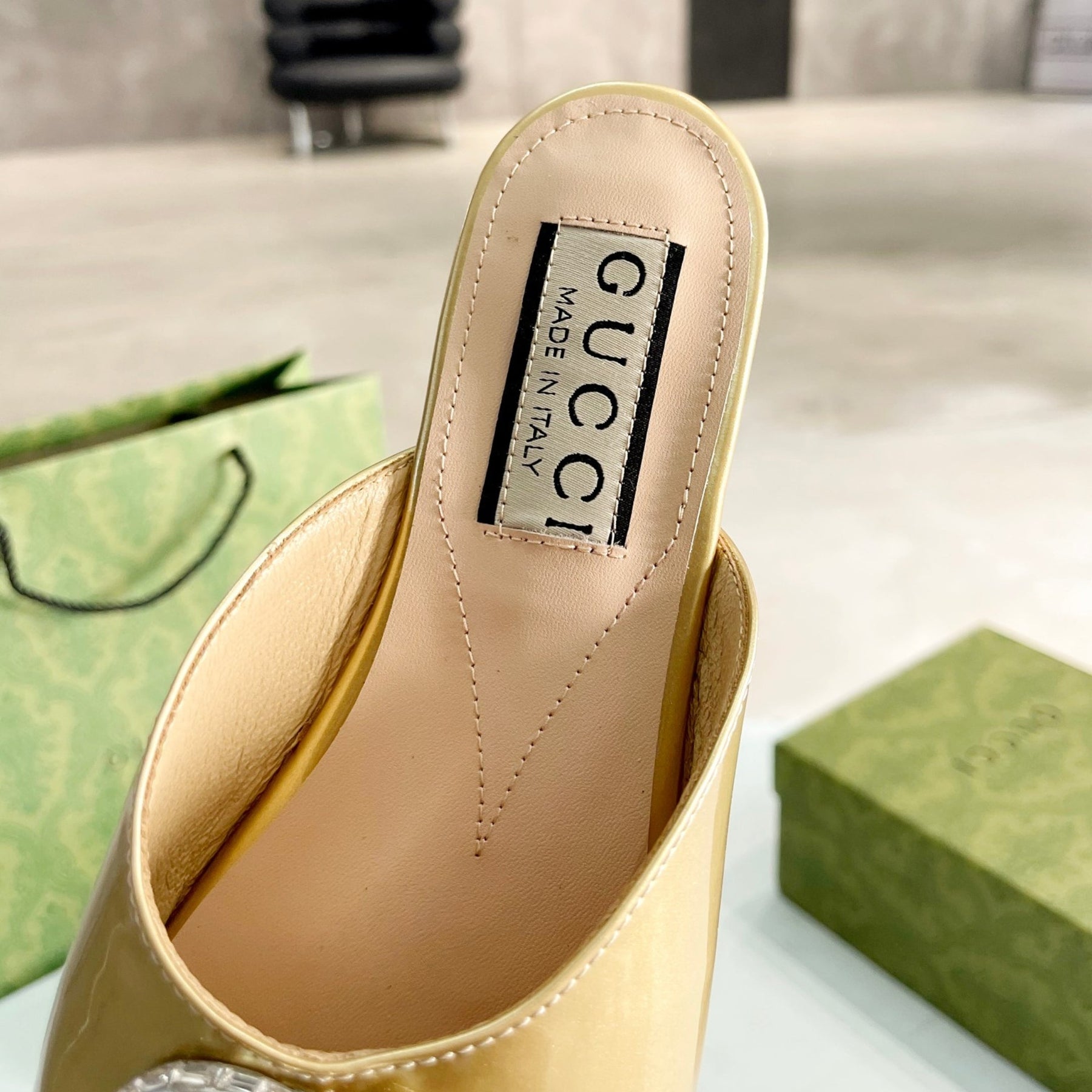 Sandália GG flat com Double GG Dourada