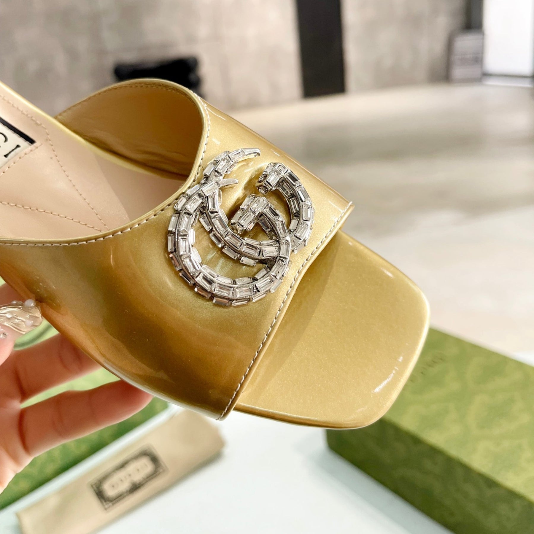 Sandália GG flat com Double GG Dourada