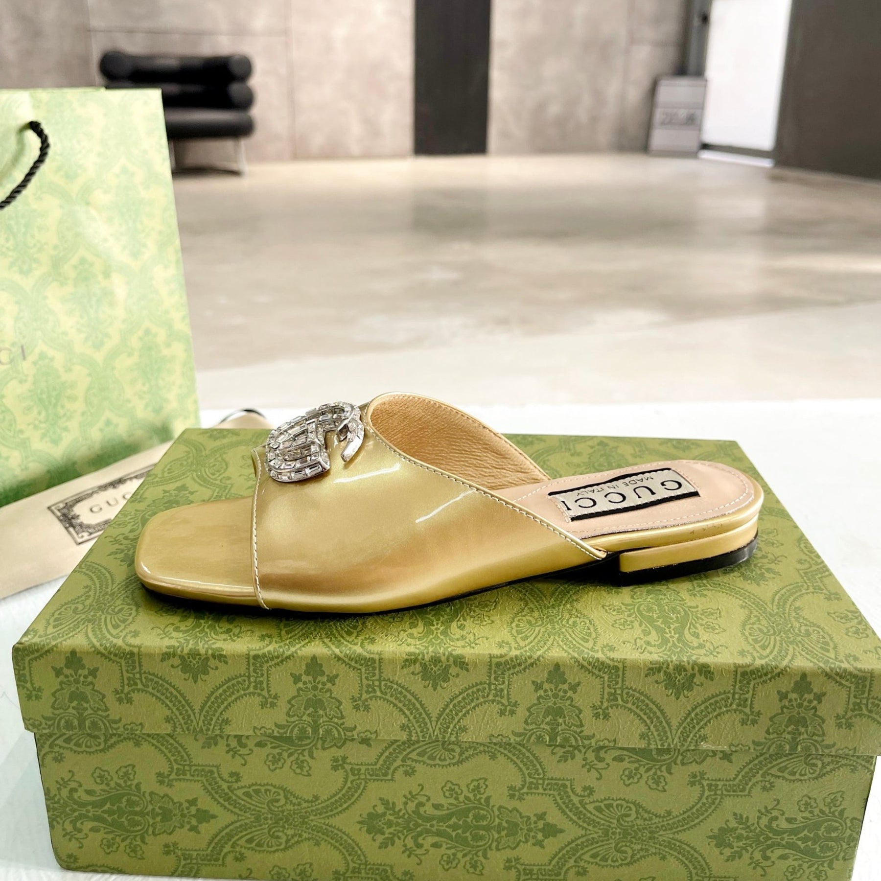 Sandália GG flat com Double GG Dourada