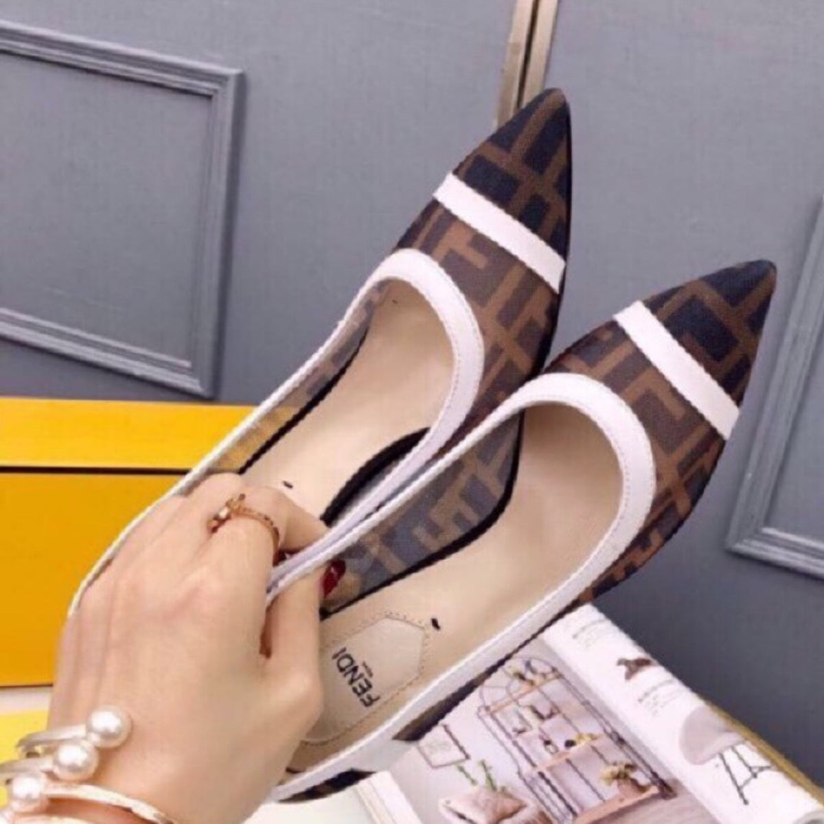 FND Canvas Pumps with white and black leather and 8cm heel